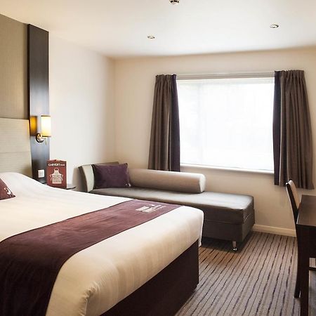Premier Inn Watford Central Экстерьер фото