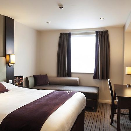 Premier Inn Watford Central Экстерьер фото