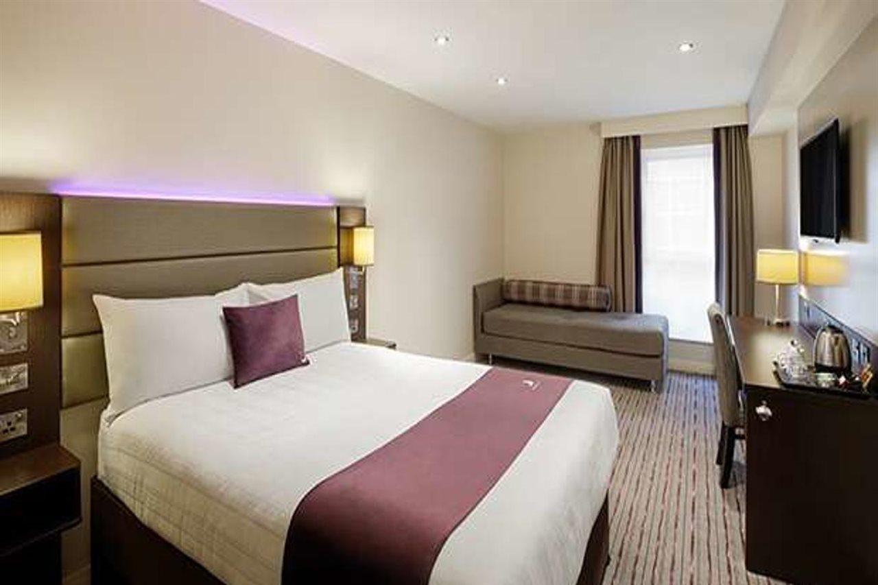 Premier Inn Watford Central Экстерьер фото