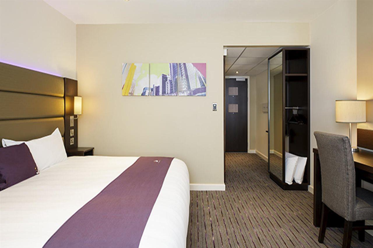 Premier Inn Watford Central Экстерьер фото
