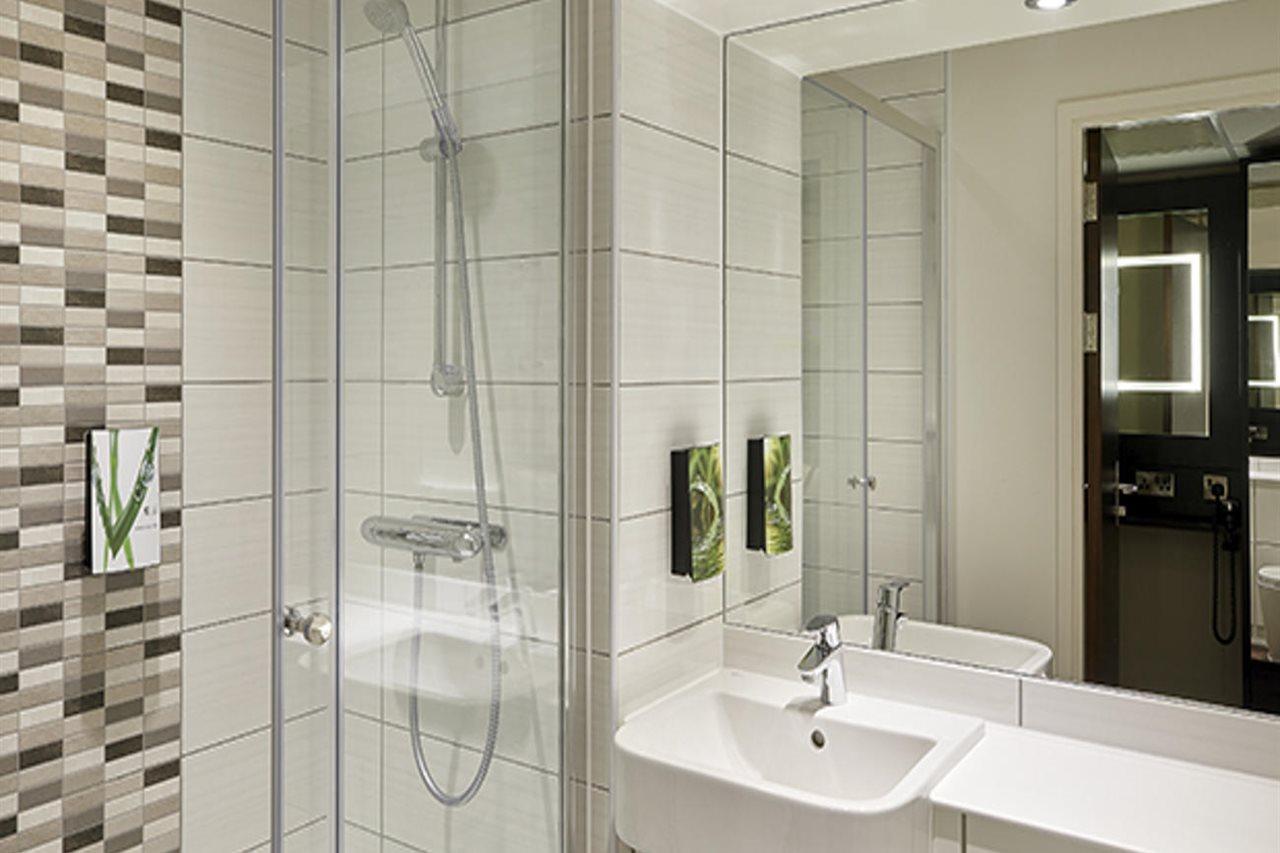 Premier Inn Watford Central Экстерьер фото