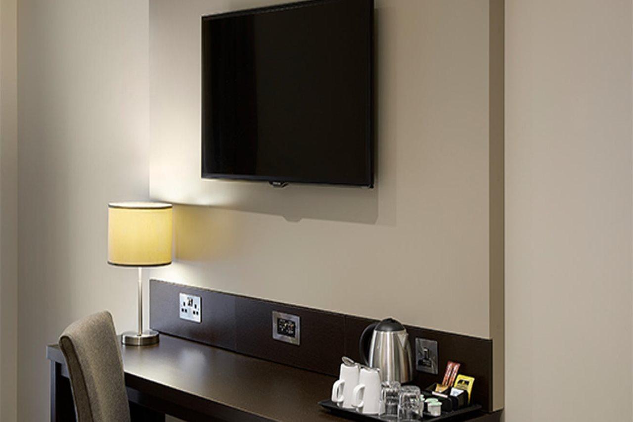 Premier Inn Watford Central Экстерьер фото