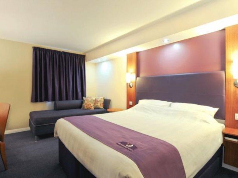Premier Inn Watford Central Экстерьер фото