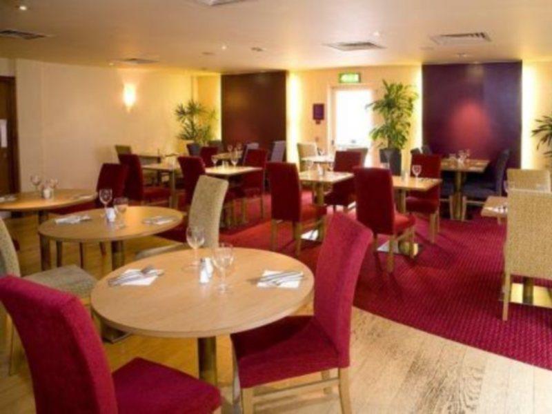 Premier Inn Watford Central Экстерьер фото