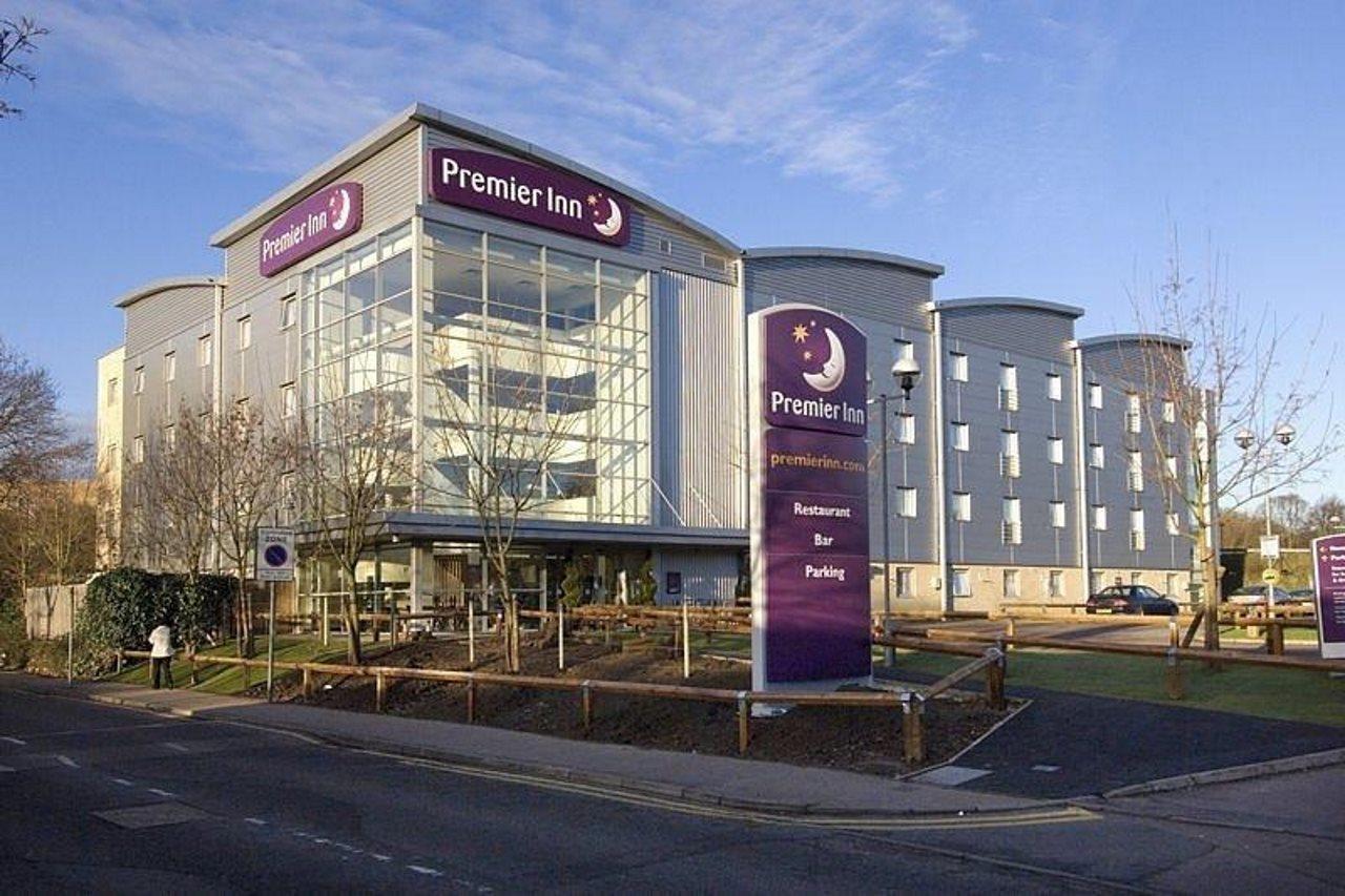 Premier Inn Watford Central Экстерьер фото