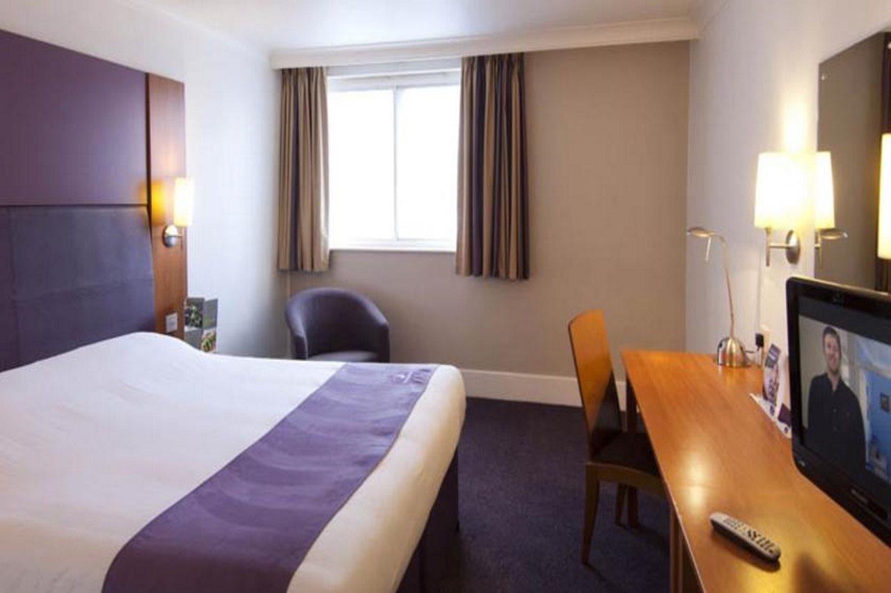 Premier Inn Watford Central Экстерьер фото