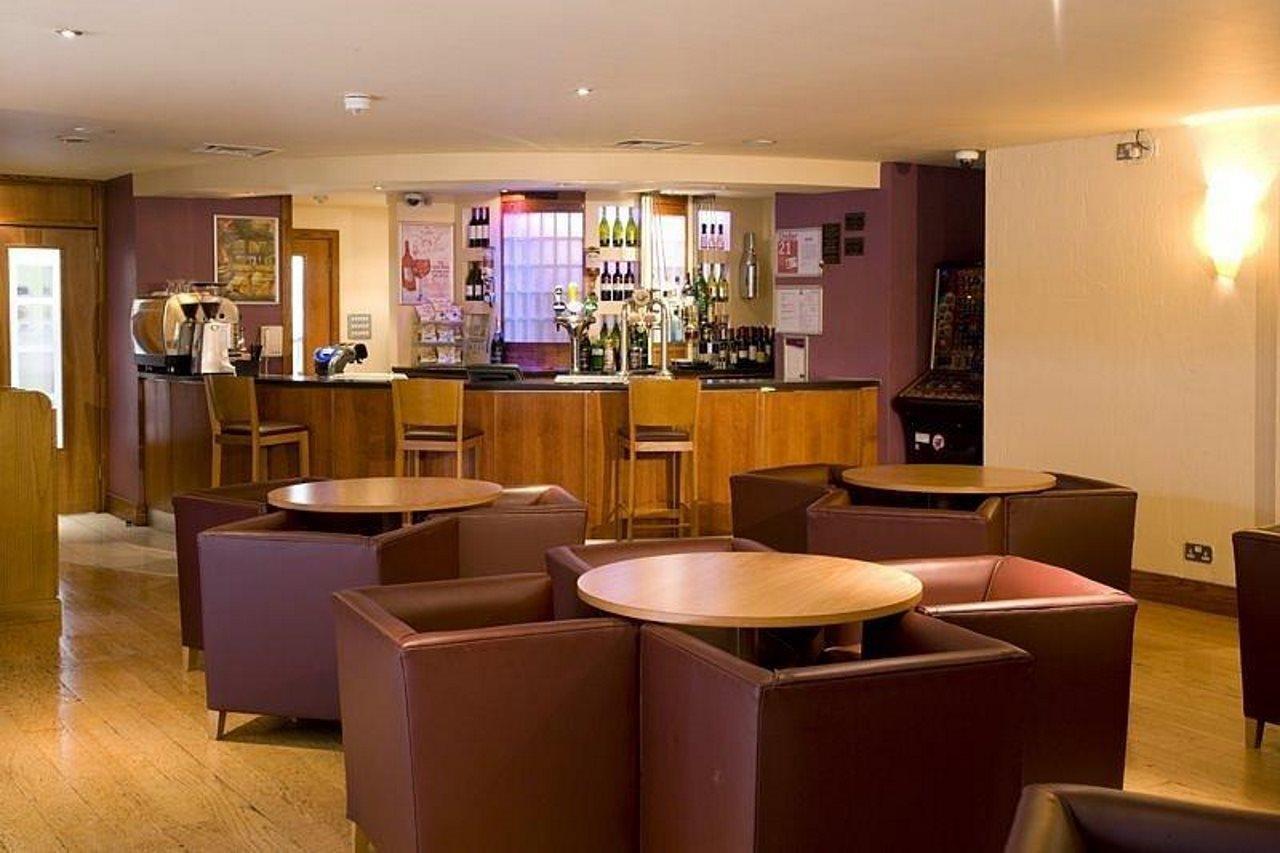 Premier Inn Watford Central Экстерьер фото