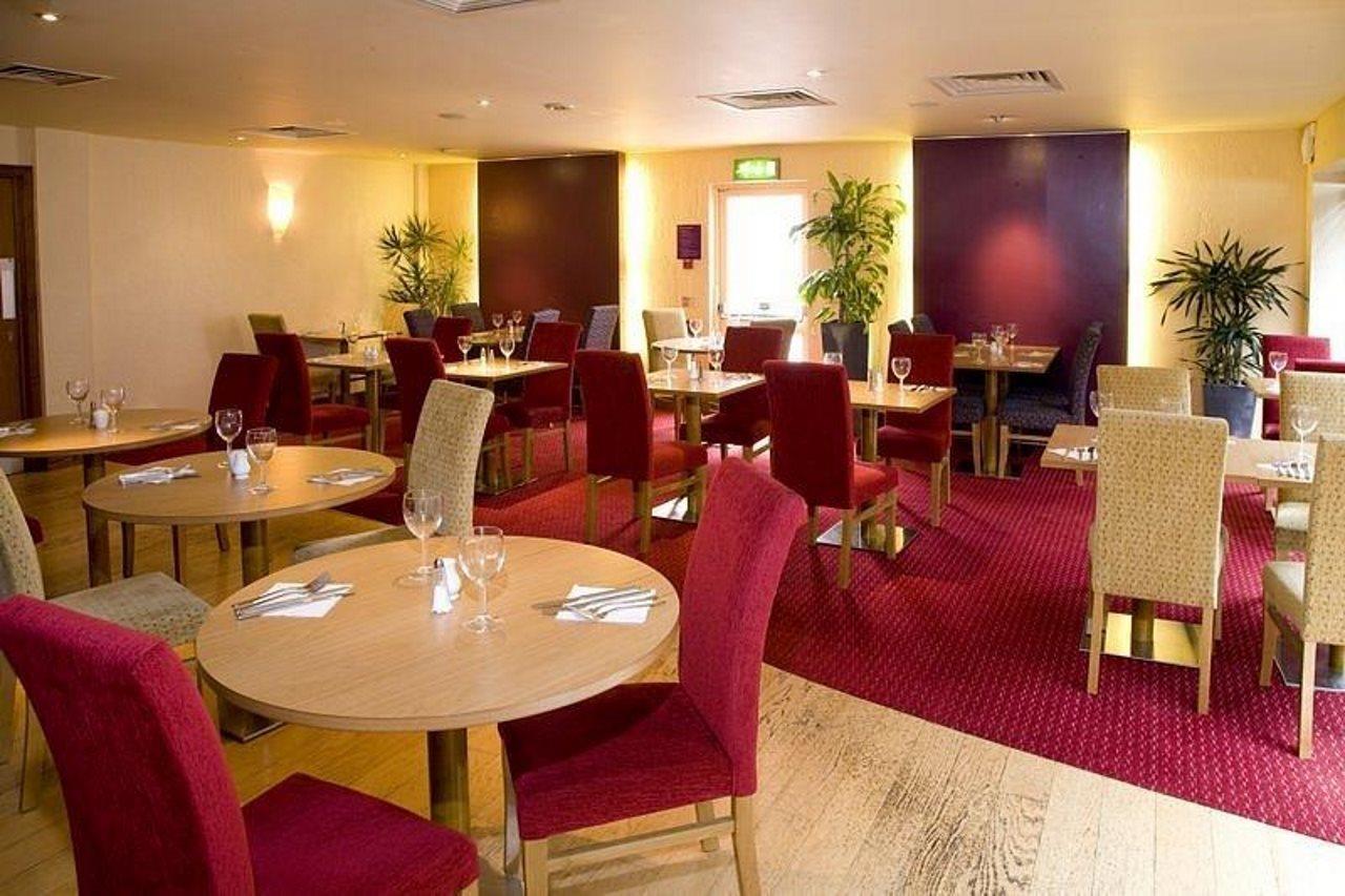 Premier Inn Watford Central Экстерьер фото