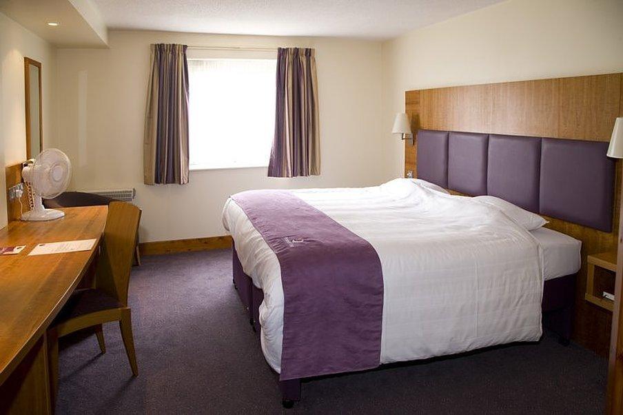 Premier Inn Watford Central Экстерьер фото