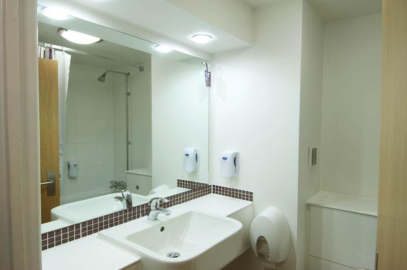 Premier Inn Watford Central Экстерьер фото