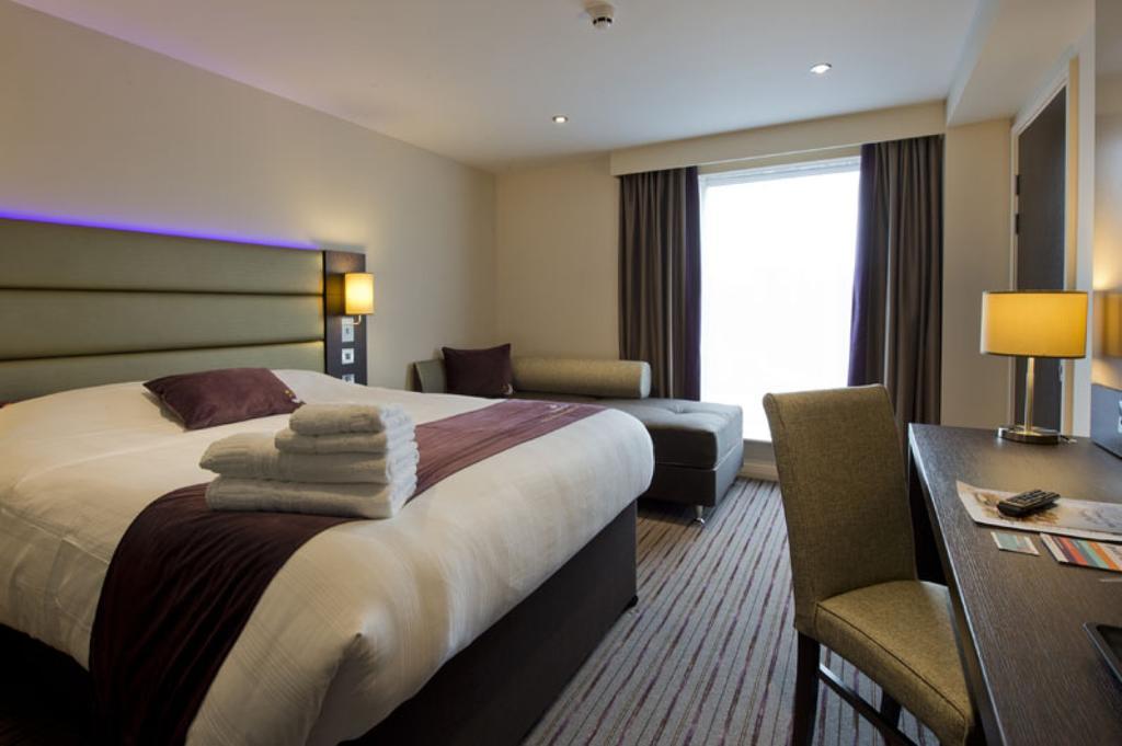 Premier Inn Watford Central Экстерьер фото