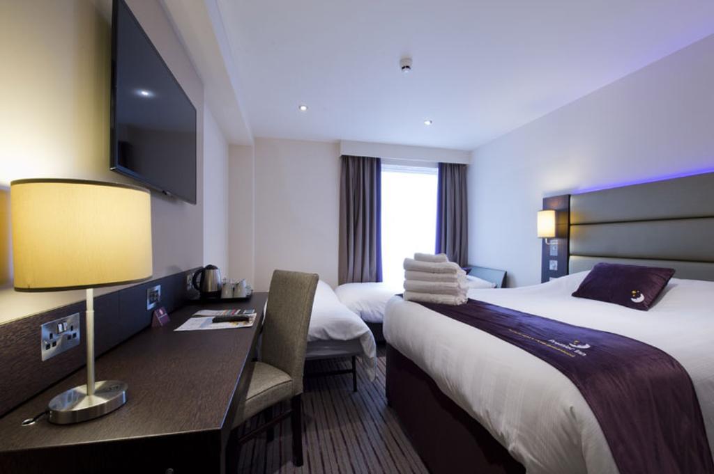 Premier Inn Watford Central Экстерьер фото