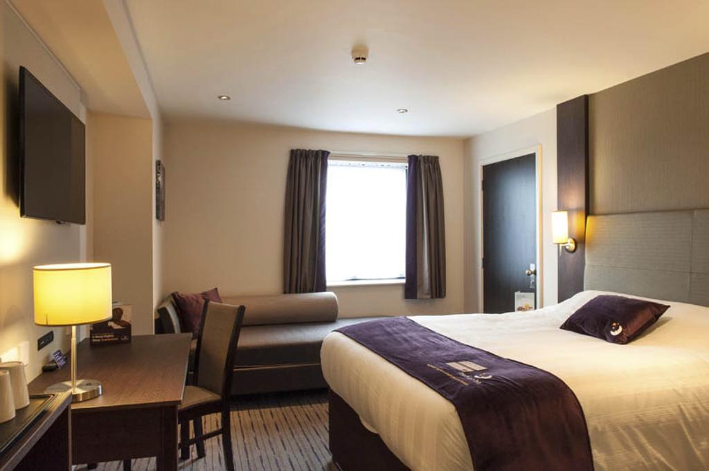 Premier Inn Watford Central Экстерьер фото