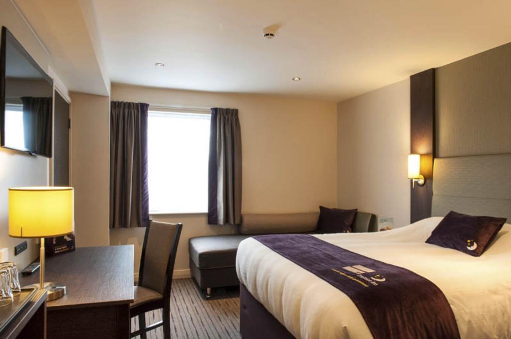 Premier Inn Watford Central Экстерьер фото