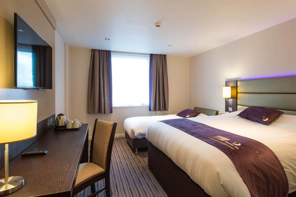 Premier Inn Watford Central Экстерьер фото