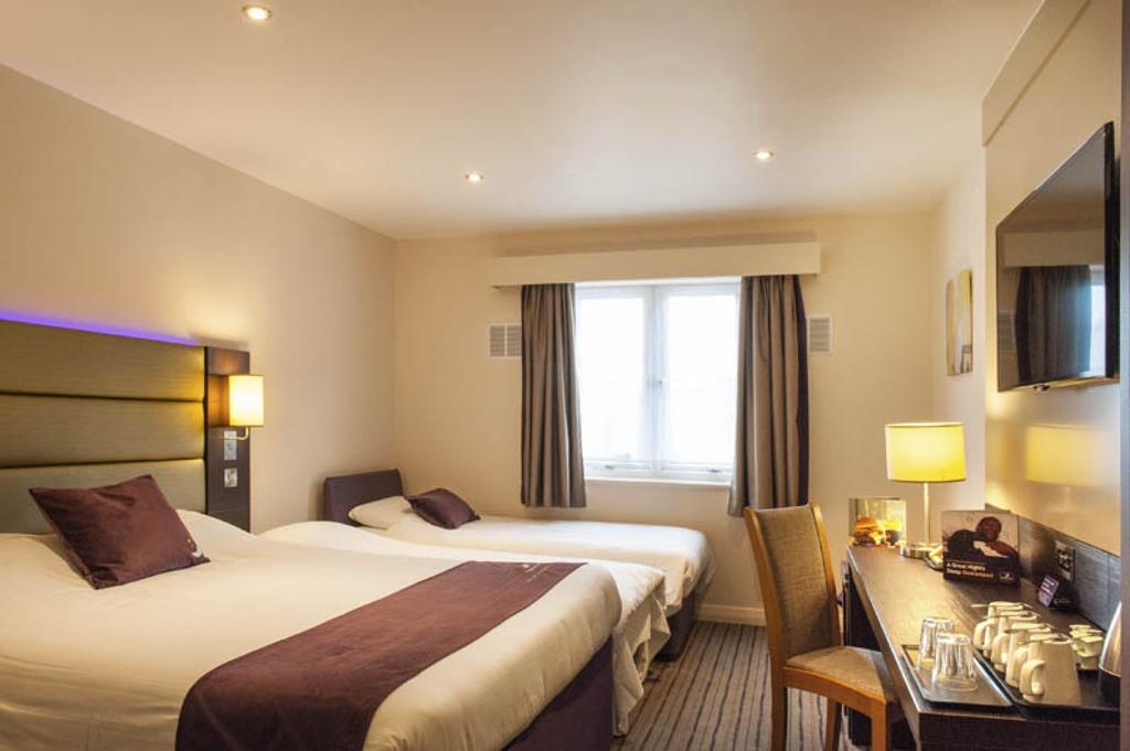 Premier Inn Watford Central Экстерьер фото