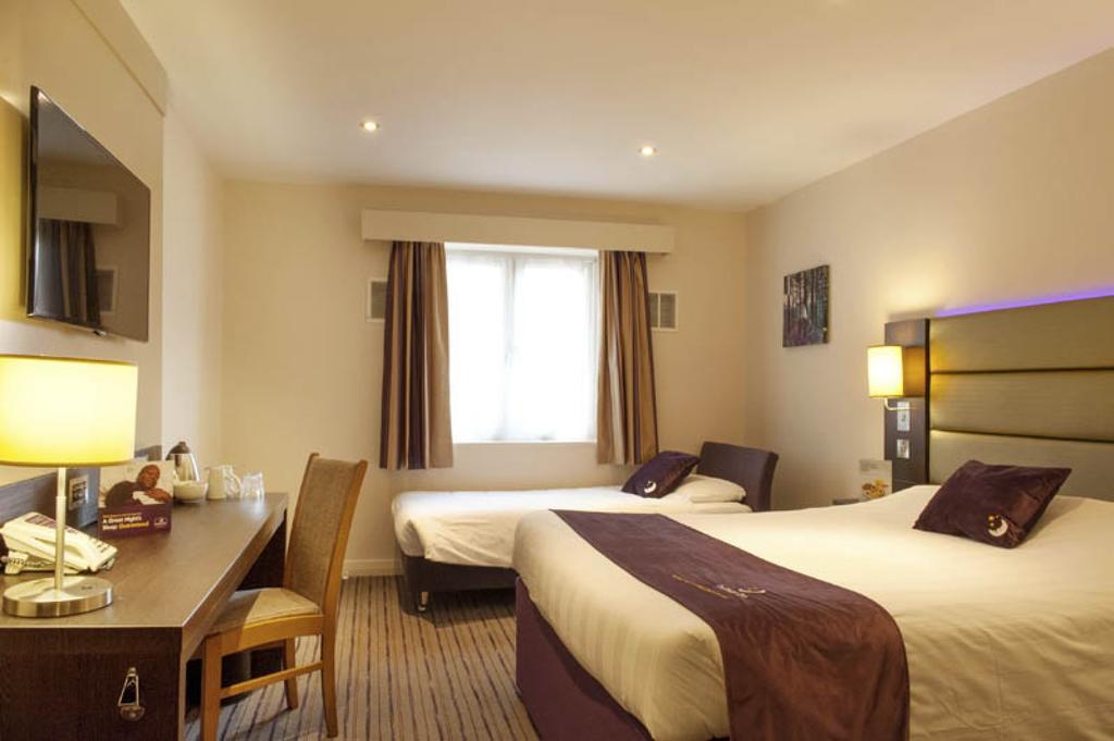 Premier Inn Watford Central Экстерьер фото