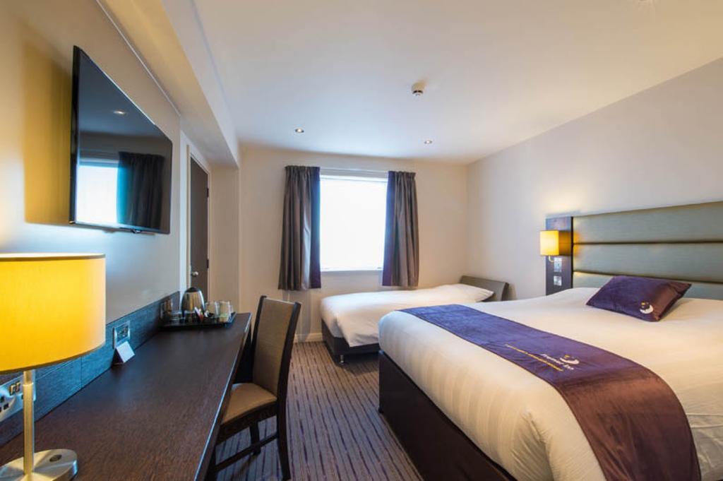 Premier Inn Watford Central Экстерьер фото