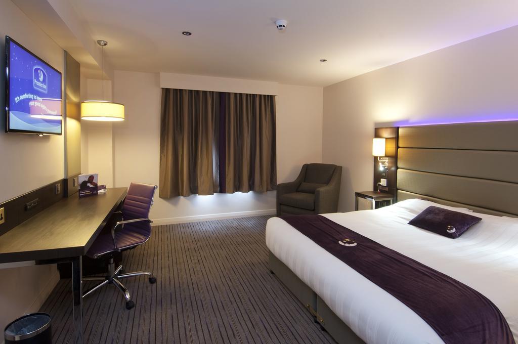 Premier Inn Watford Central Экстерьер фото