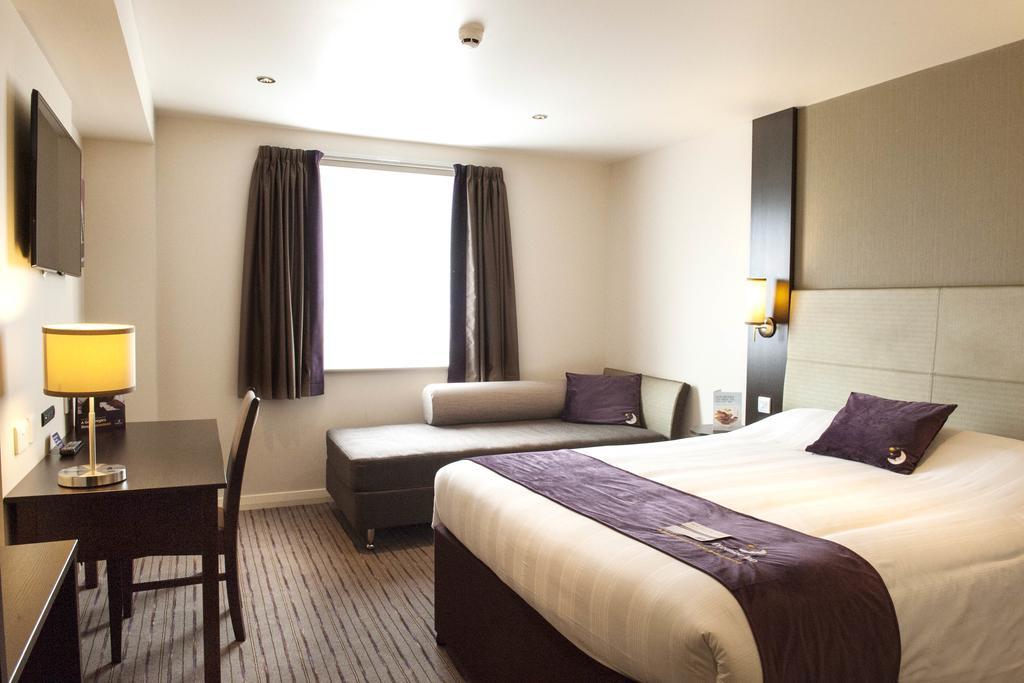Premier Inn Watford Central Экстерьер фото