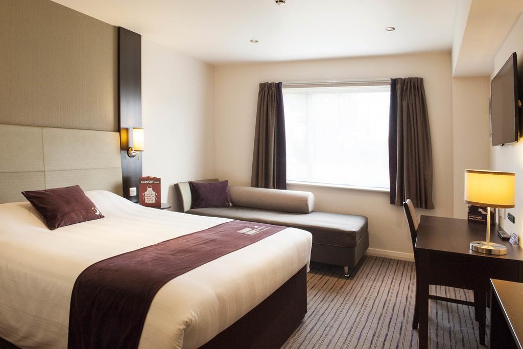 Premier Inn Watford Central Экстерьер фото