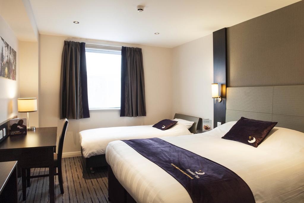 Premier Inn Watford Central Экстерьер фото