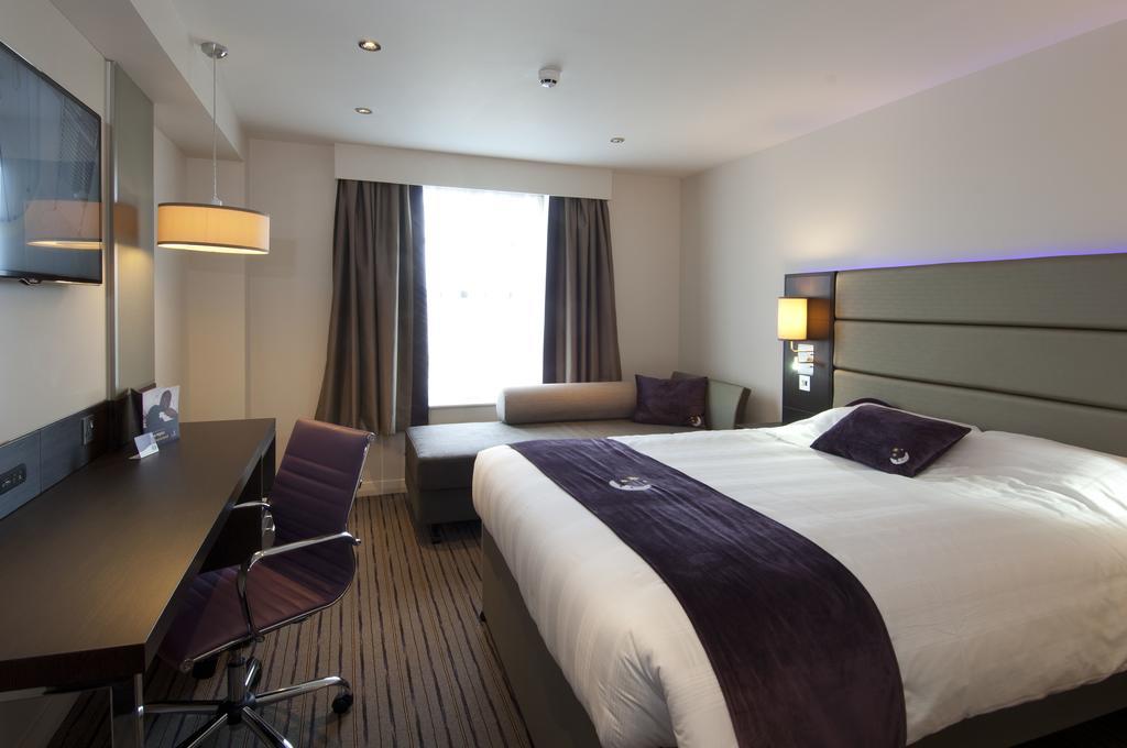 Premier Inn Watford Central Экстерьер фото