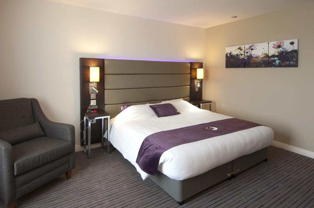Premier Inn Watford Central Экстерьер фото