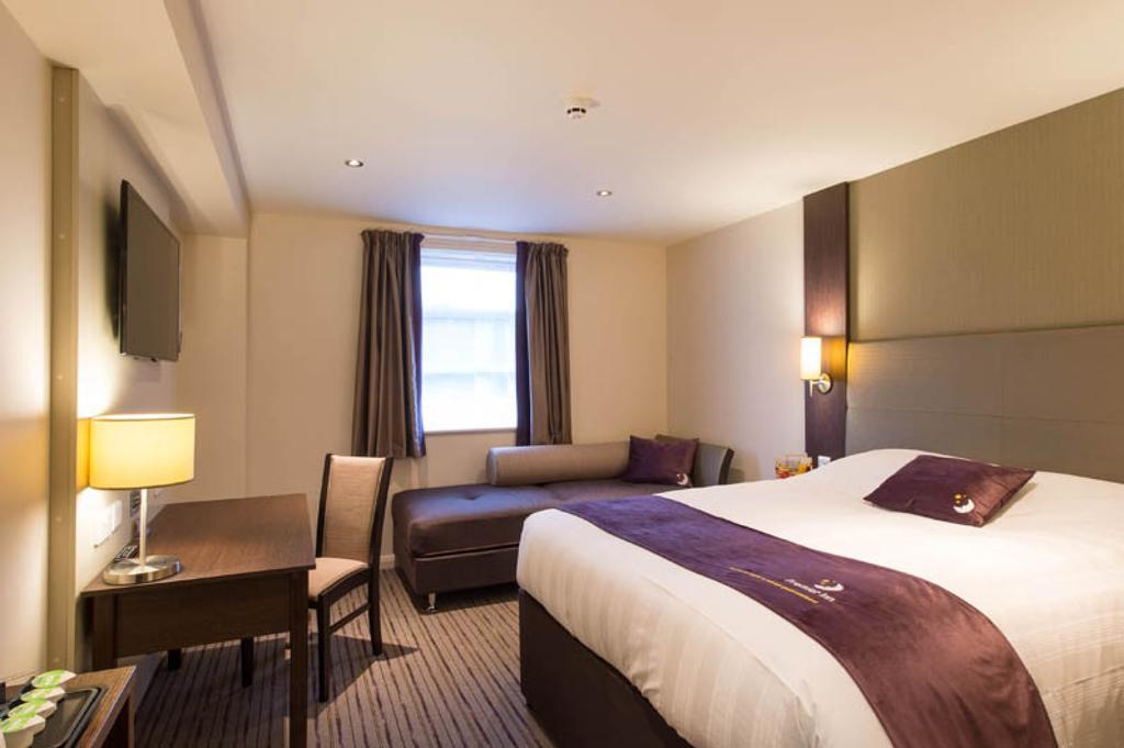 Premier Inn Watford Central Экстерьер фото