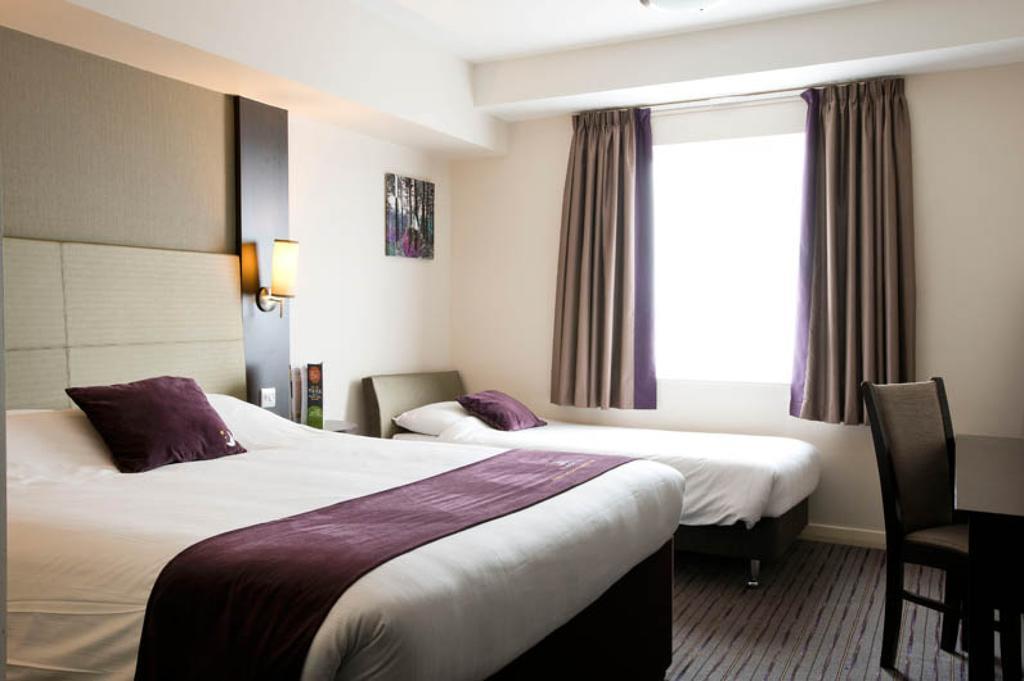 Premier Inn Watford Central Экстерьер фото