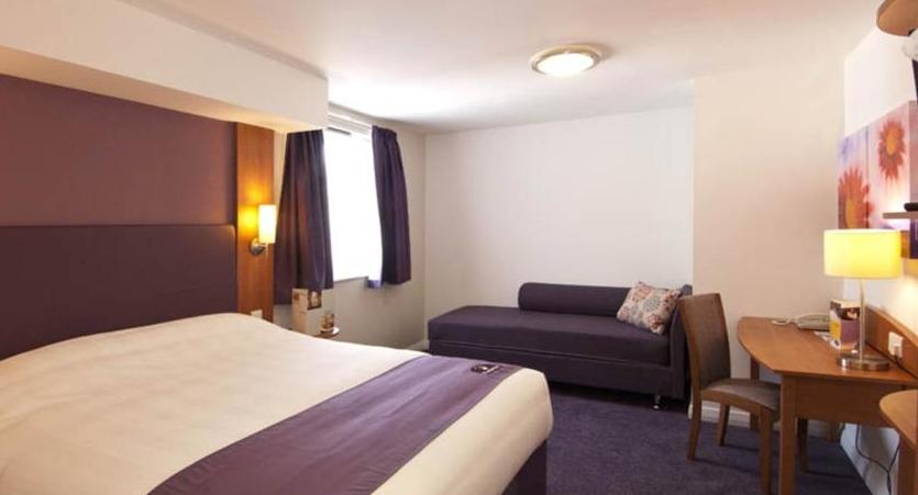 Premier Inn Watford Central Экстерьер фото