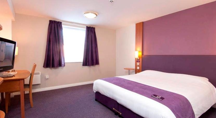Premier Inn Watford Central Экстерьер фото